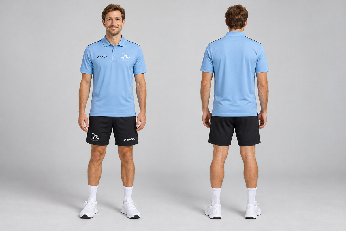 Man in een lichtblauwe Raqa polo en zwarte short met een bedrukt logo, voor- en achterkant