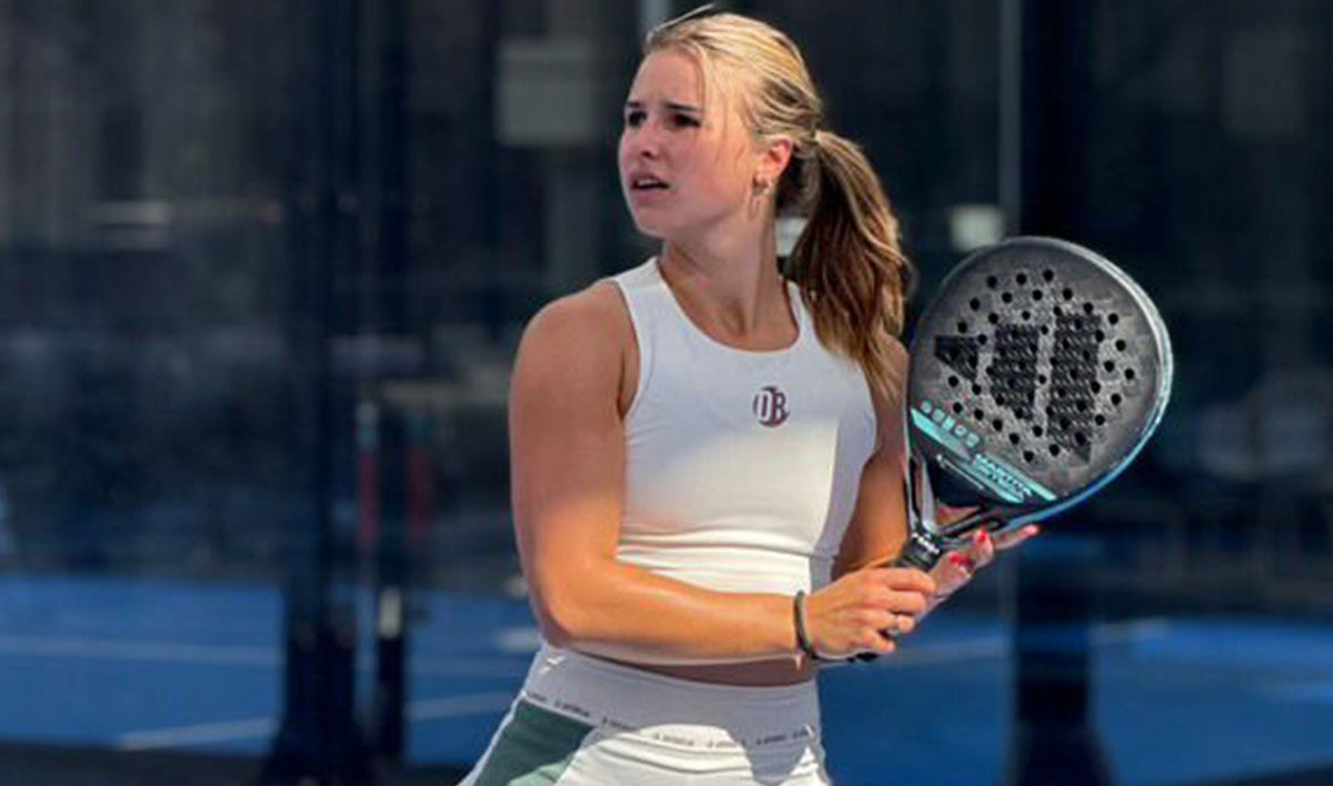 Padelspeelster maakt zich klaar voor een slag op de baan